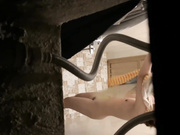 贵在真实，出租房气窗冒死偷拍，合租姐妹日常洗香香，身材都不错，扎马步洗逼