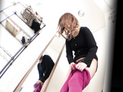 商场内衣专卖店，多角度偷拍换衣间小姐姐试穿奶罩和瑜伽裤，还挺干净的，完事用湿巾擦擦身体