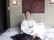 20岁正是女人花季，天然白虎嫩嫩的，乖巧的让人涟漪涟漪，做做停停