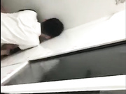 新瓜 高中毕业同学聚餐小哥灌醉女同学 在餐厅厕所里啪啪被几个吃瓜同学趴墙头围观偷拍