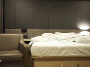 輕熟女3P，兩男輪著操翹起屁股後入，一個射了另一個繼續，翹起雙腿猛操屁股。精彩。