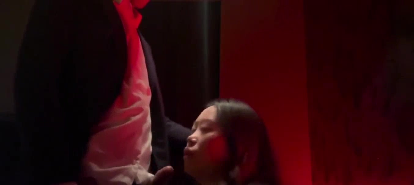 风骚女翻译和上司开房偷情 还一边手机自拍被射了一屁股的精液