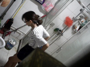 【贵在真实】，冒死趴窗偷拍隔壁出租屋卫生间，合租嫩姐妹日常嘘嘘和洗澡