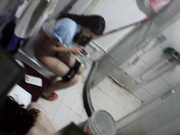 【贵在真实】，冒死趴窗偷拍隔壁出租屋卫生间，合租嫩姐妹日常嘘嘘和洗澡