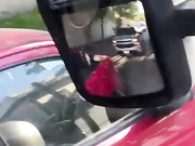 等红灯的时候旁边车的大哥一边开车一边扣副驾驶妹子的逼,录下来发给交警驾叔叔扣他分