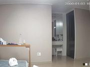 黑客破解家庭网络摄像头偷拍❤️年轻帅小伙下班约少妇姐姐上家里喝啤酒几杯下肚激情啪啪