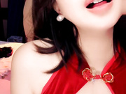 遇见小阿狸，新来的极品人妻，妩媚销魂很是诱惑，表情好骚开档丝袜漏着骚奶子勾搭狼友，跳蛋塞逼里道具抽插