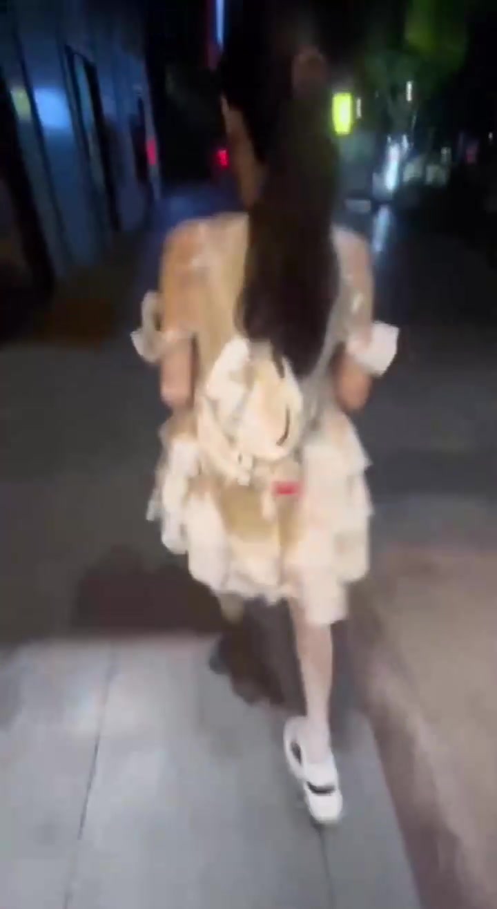 【真实乱伦原创】接年幼的妹妹钢琴课下课 利用她“少女心”哄骗去萌萌哒儿童房 借机揉捏粉嫩小阴蒂淫水拉丝