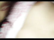 大白天在家玩弄小女友 她害羞的遮住臉 插兩下劇開始呻吟了