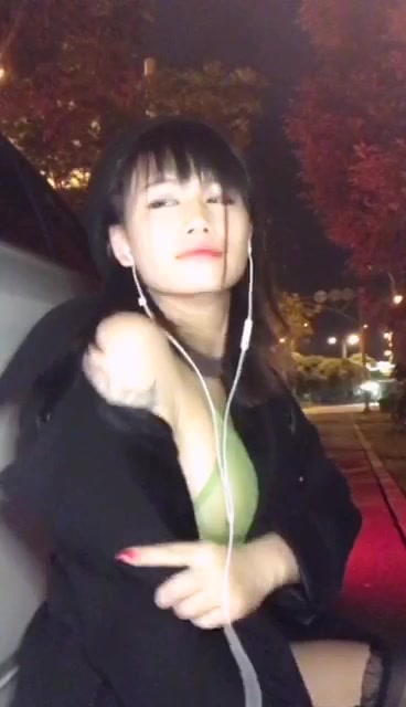 公路户外紫薇,车内道具秀,旁边车上还躲着两人褕褕看不敢下来