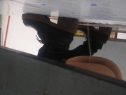 高清女厕偷拍，女的好像知道我在偷拍，最后被发现了