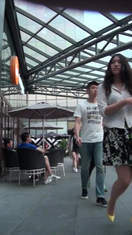 极品闷骚型美女碎花裙黄高跟逛街不穿内裤