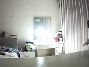 攝像頭監控偷拍樣子很騷的老婆要換上情趣自拍壹下再草逼