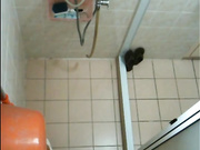 给女同事修热水器偷偷在她浴室装了个针孔摄像偷拍她洗澡