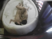 精品情趣酒店圆床偷拍年轻情侣开房啪啪床的各个方向都玩了一遍