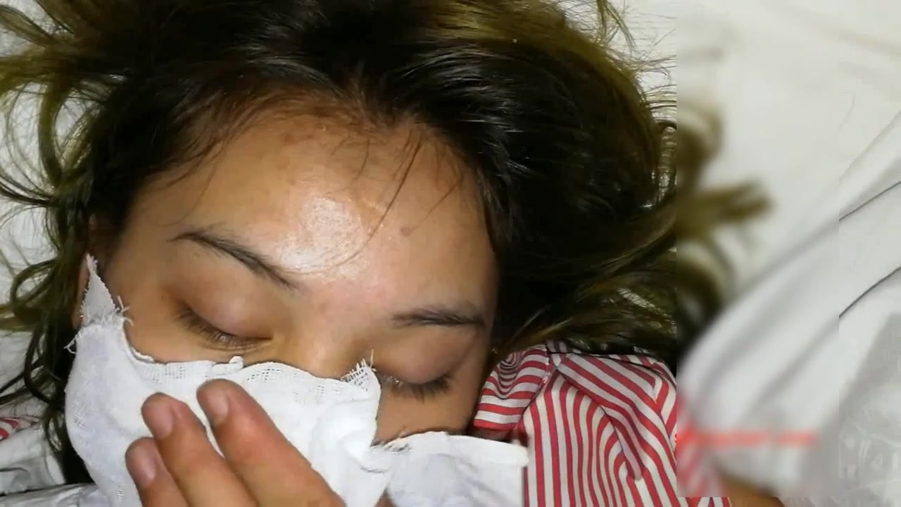 【新年巨献】13 -医院98年性感漂亮的美女小护士不慎被同事灌醉带到酒店尽情玩弄啪啪中途还给美女换了双丝袜！