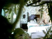 精品主题宾馆偷拍喜欢自拍的漂亮美女见网友时给她买套衣服就被带到宾馆,美女开始有点抵触后来彻底征服了!