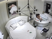 酒店特色房偷拍气质性感的漂亮小美女洗澡在浴缸被胖男友操完后又在床上继续干,这么漂亮的美女可惜了.国语!