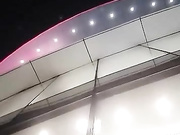 初生牛犊不怕虎运动服学妹不戴口罩户外勾引滴滴司机剥光猪车震然后去商场厕所嘘嘘