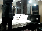 大学生情侣校外开房啪啪进屋就缠绵吃点东西开始打炮女友身材一流奶子饱满阴毛性感太猛貌似把避孕套干漏了