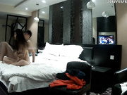 大学生情侣校外开房啪啪进屋就缠绵吃点东西开始打炮女友身材一流奶子饱满阴毛性感太猛貌似把避孕套干漏了