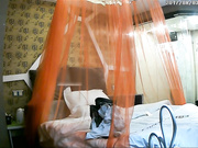 复古风装修公司小美女妹纸与男同事以外出谈业务为由开房打炮开始美女装矜持一会拿起J8开吃啪啪啪呻吟娇喘