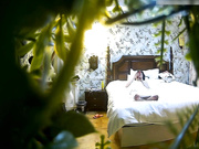 外表清纯漂亮的短发美女脱掉裤子才发现逼毛那么旺,骑在男友头上让他舔,干的高潮不断,叫床声真是绝了.国语!