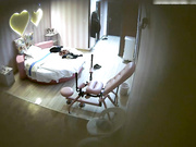 性感黑丝短裙美女销售员为了业绩下班和客户酒店啪啪被偷拍,丰满肥臀狠狠爆操,干完后2人赶紧离开!