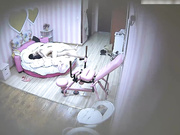 年轻性感大大学美女和帅气男友特色酒店第一次见炮椅2人研究后发现坏了最后在床上各种姿势疯狂抽插!太能操了!