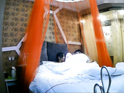 性感漂亮的牛仔短裤大学美女和校外情人酒店偷情,刚进房间就迫不及待的脱衣服,男说：等下操哭你.接连干了2次!