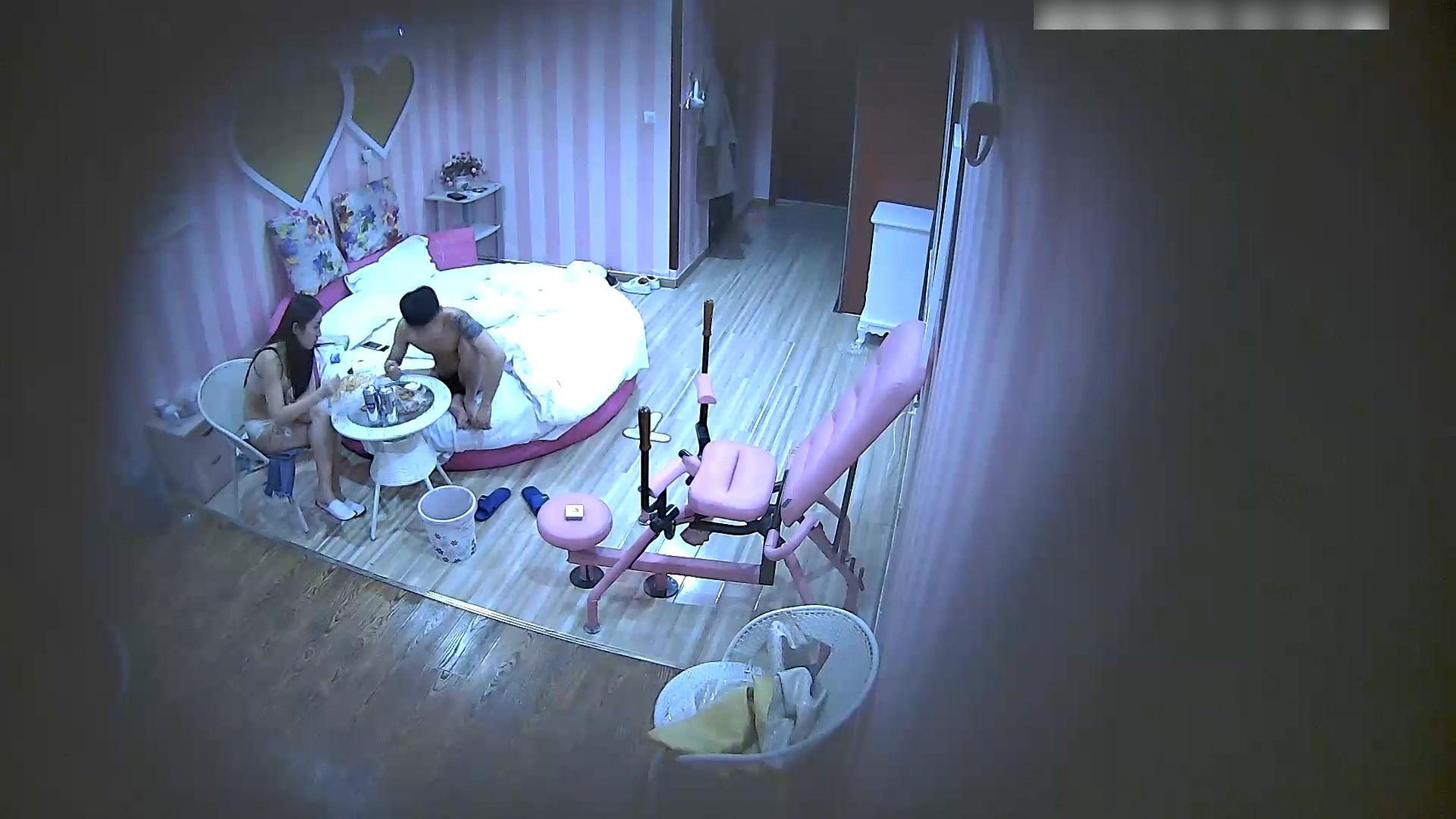 特色炮椅房偷拍气质性感的大学美女见到异地男友后在吃饭时已经迫不及待的把衣服脱完,各种姿势扛着大腿操!