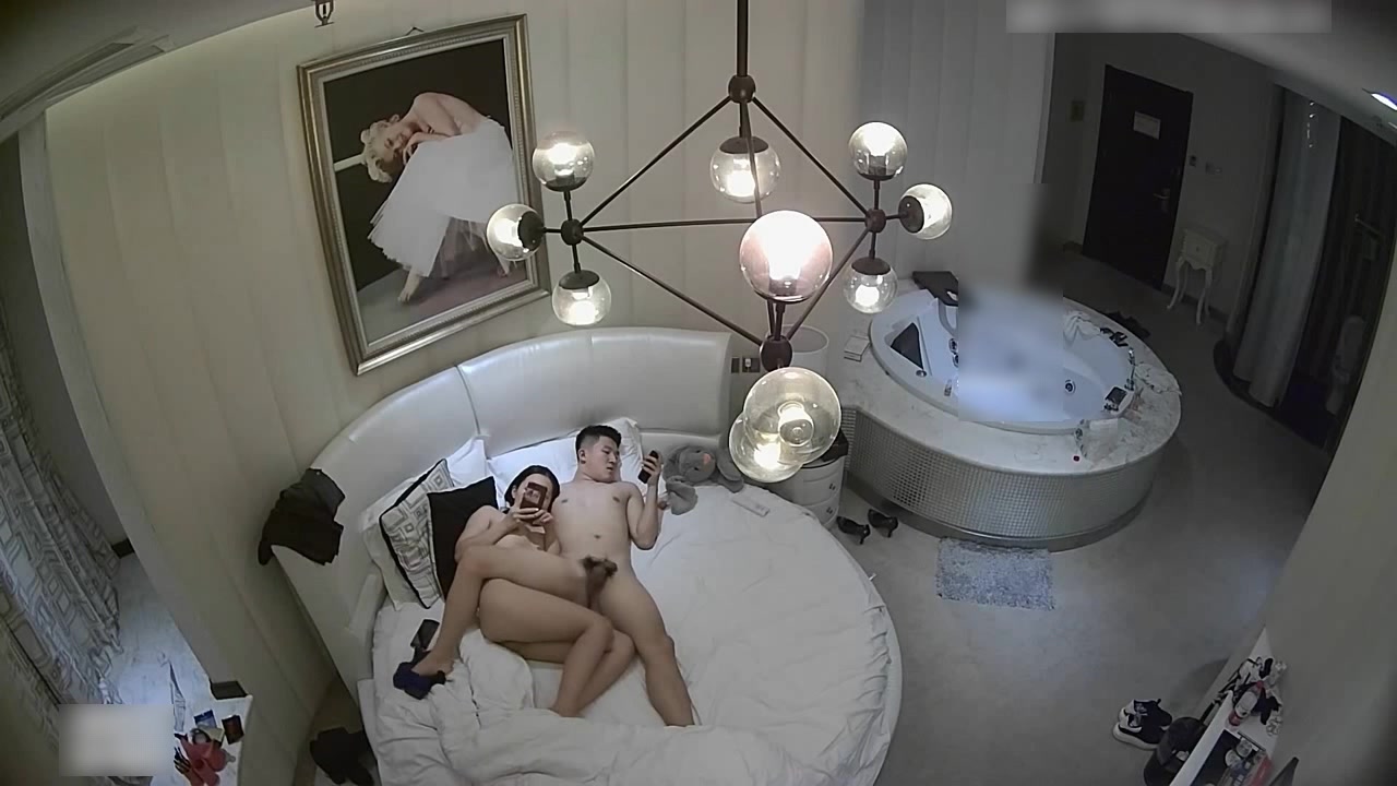 高颜值时尚气质美女又一次酒店私会情人说：我不能来见你,一见你就干这事.换上性感情趣装操,临走时又被干一次!