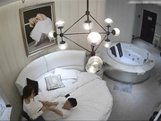 特色酒店偷拍清纯漂亮美女被鸡巴又粗又长很久没操的男友刚干完一次趴在床上喝矿泉水时又被插进去操.国语