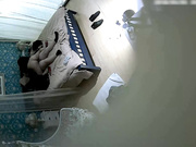 喜欢跪在地上吃鸡鸡的时尚气质美女和公司新来的帅气男同事酒店约会操完一次女的又要操,主动女上位干男的!