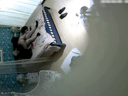 喜欢跪在地上吃鸡鸡的时尚气质美女和公司新来的帅气男同事酒店约会操完一次女的又要操,主动女上位干男的