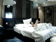 豪华酒店乳房饱满眼镜妹被爱玩自己鸡鸡的肥猪眼镜男啪啪啪