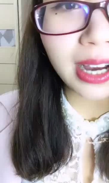 眼镜斯文美女主播光着身子和狼友聊性知识她逼逼目前有炎症讲述她九岁时被伯父性侵的经历