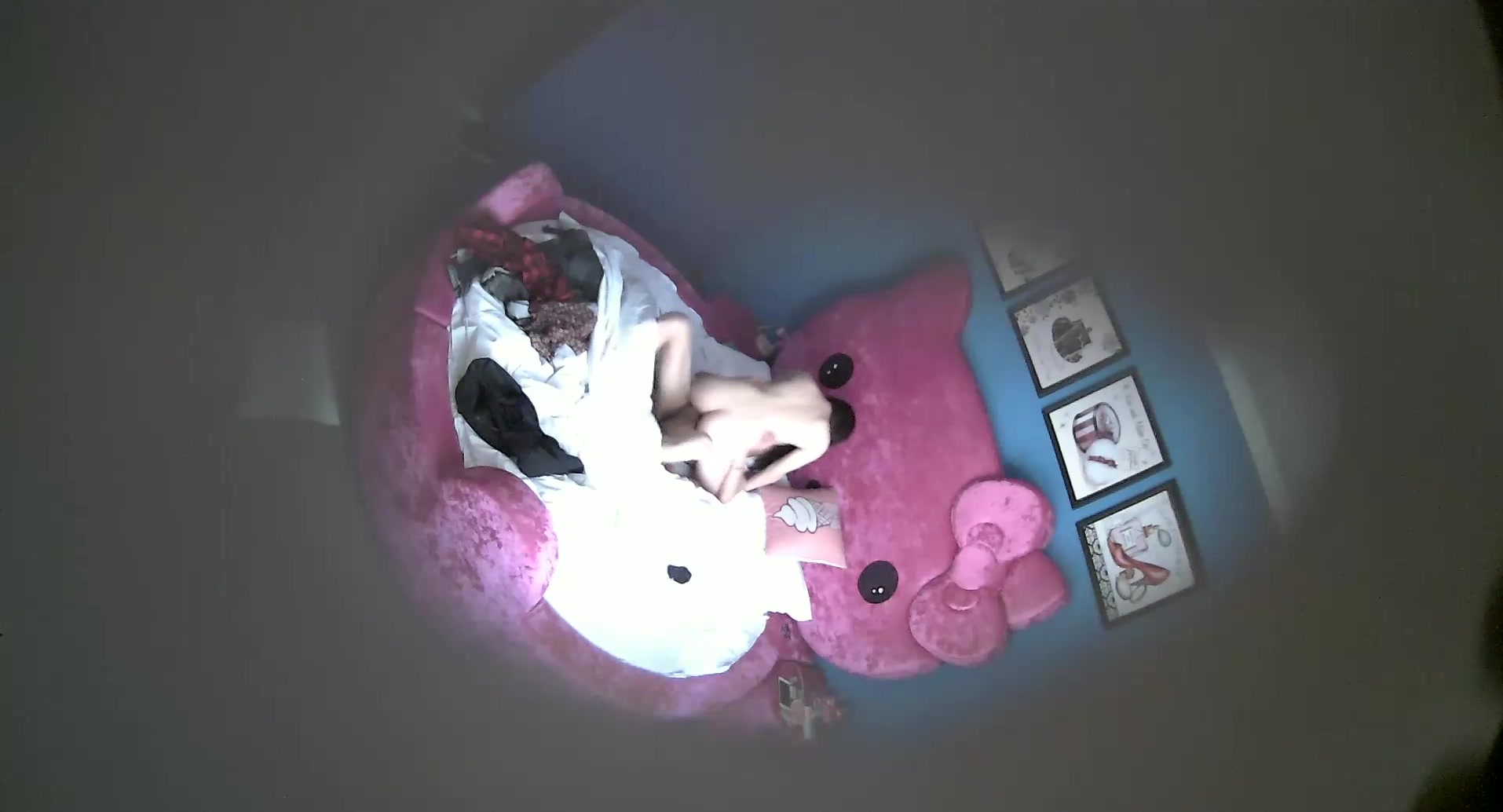 特色小旅馆哈喽KT圆床偷拍愣青小伙和大奶少妇激情啪啪前情深一吻