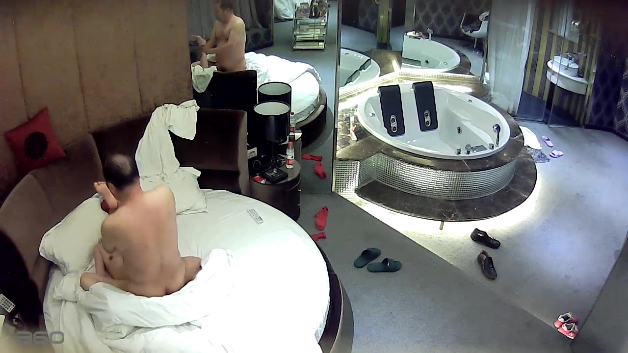 不是不让你射嘛太过分了 情趣酒店豪华套房TP国企领导秃顶大叔与小情人造爱没整好内射了小情人不愿意了对白精彩