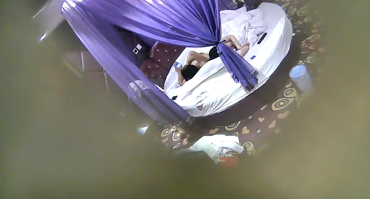 特色情趣酒店帘子房偷拍胖哥和斯文眼镜女友开房啪啪床边站着干