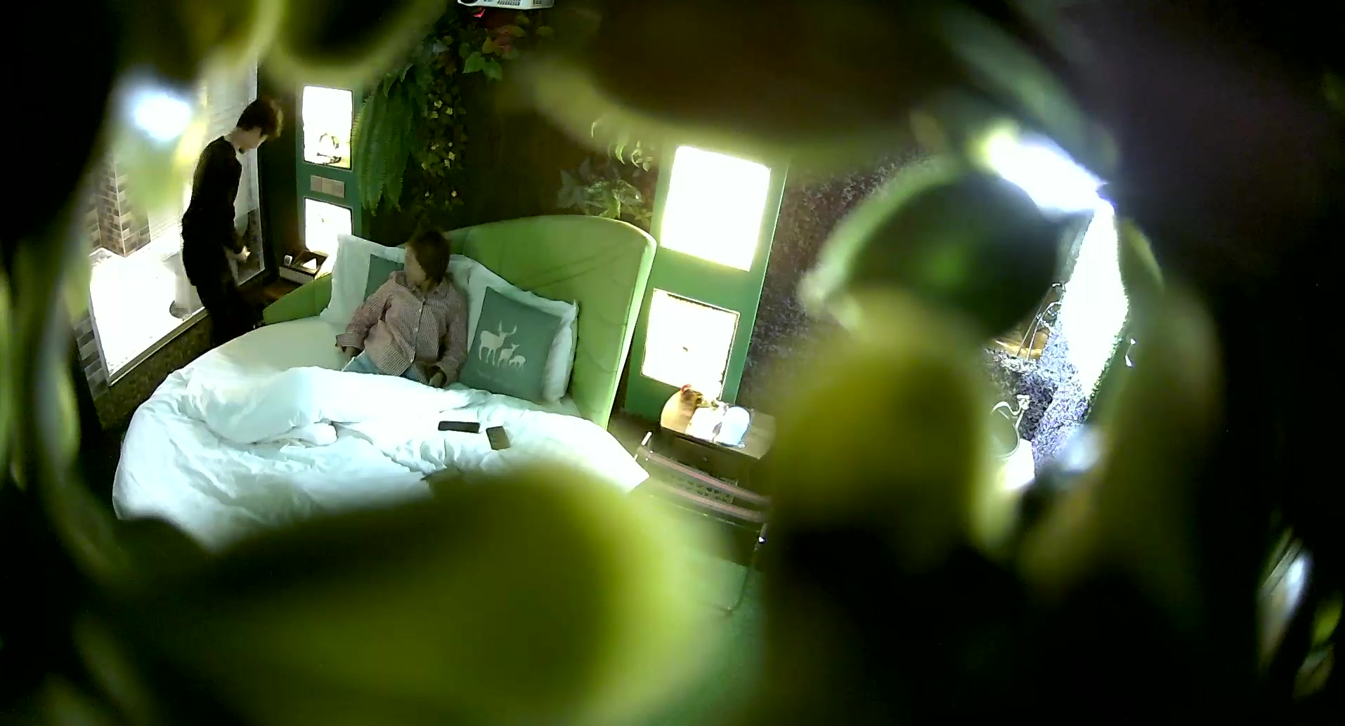 精品小旅馆绿叶房偷拍身材苗条的一对大学生情侣翘课开房啪啪