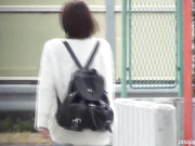 长镜头拍公共场合内急难耐的美眉们找个隐蔽没人处嘘嘘尿量都很足