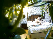 年轻水嫩的漂亮大学美女酒店被鸡鸡粗大的男友抱起来猛操后又趴在屁股上狂干内射,美女受不了呻吟惨叫