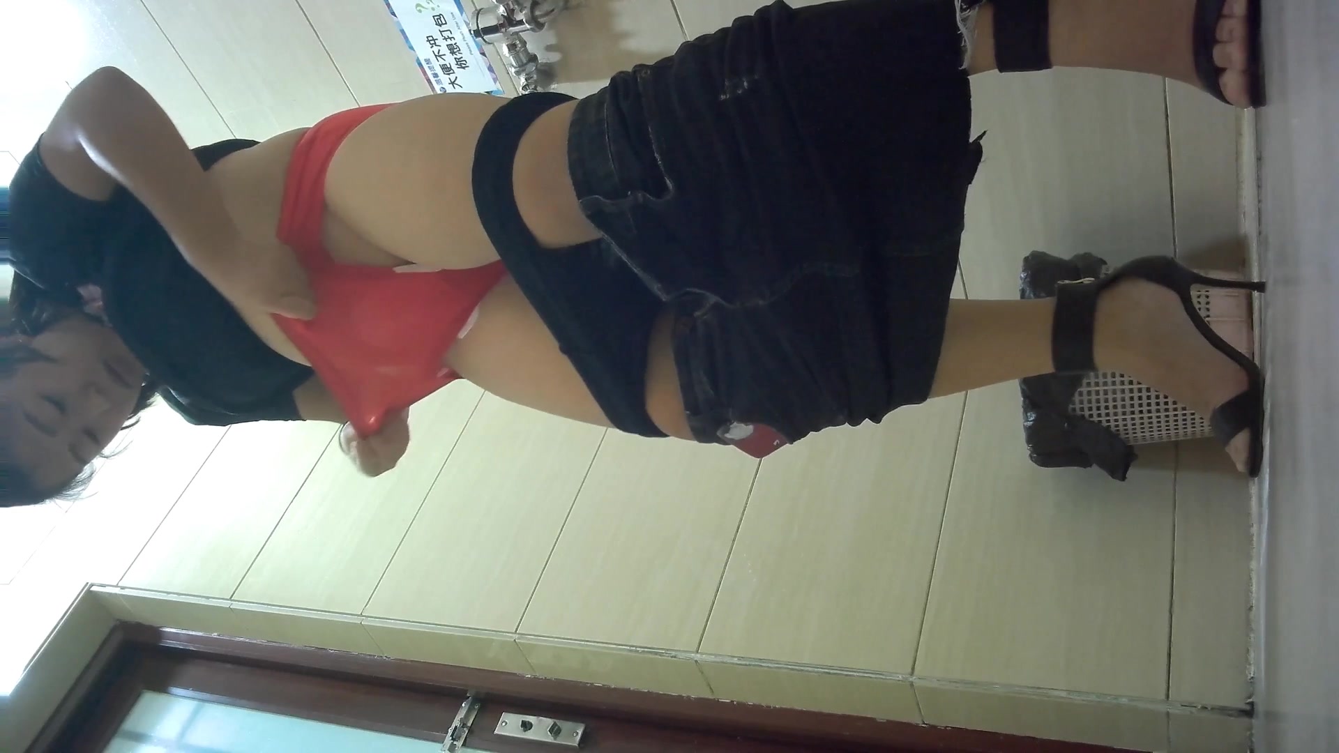 商场女厕偷拍 第一个妹子真心漂亮 穿的也时尚很清爽的感觉