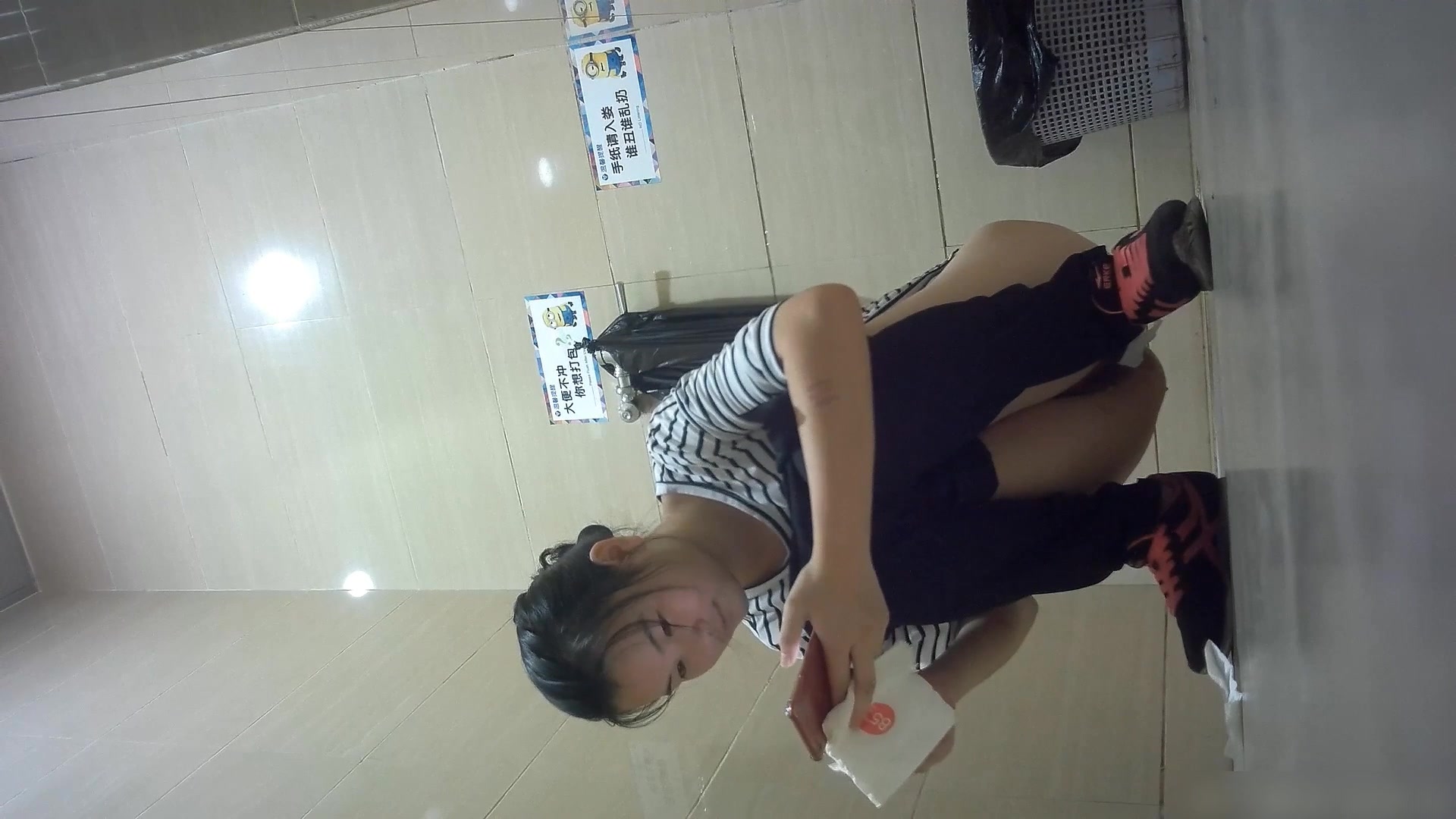 外站流出商场全景女厕偷拍红内裤美眉说那个冲厕所的太奇芭了