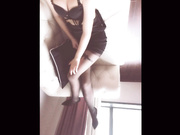 大神剧情演绎苗条女白领下班被逗逼男搭讪要高价买丝袜一路跟到宾馆沙发开战在操到床上