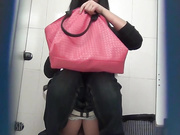 商场排队厕拍系列27 素颜看起来很有邻家感觉的妹子