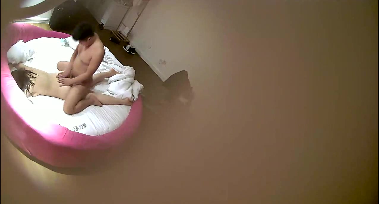 投影墙电视酒店年轻情侣激情肉战眼镜妹外表清纯干起来热情似火小伙经验丰富把妹子玩弄的娇喘呻吟欲仙欲死