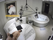 高档主题宾馆邋遢秃顶小领导大叔没刷牙不洗澡就急着想干情人圆床上翻来调去扛起腿插一插舔一舔各种搞还挺猛