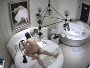 貌似中年包工头约性感漂亮的美女小蜜酒店开房,应该是好久没操了,美女澡还没洗就被抱到床上干,洗澡时又继续操!